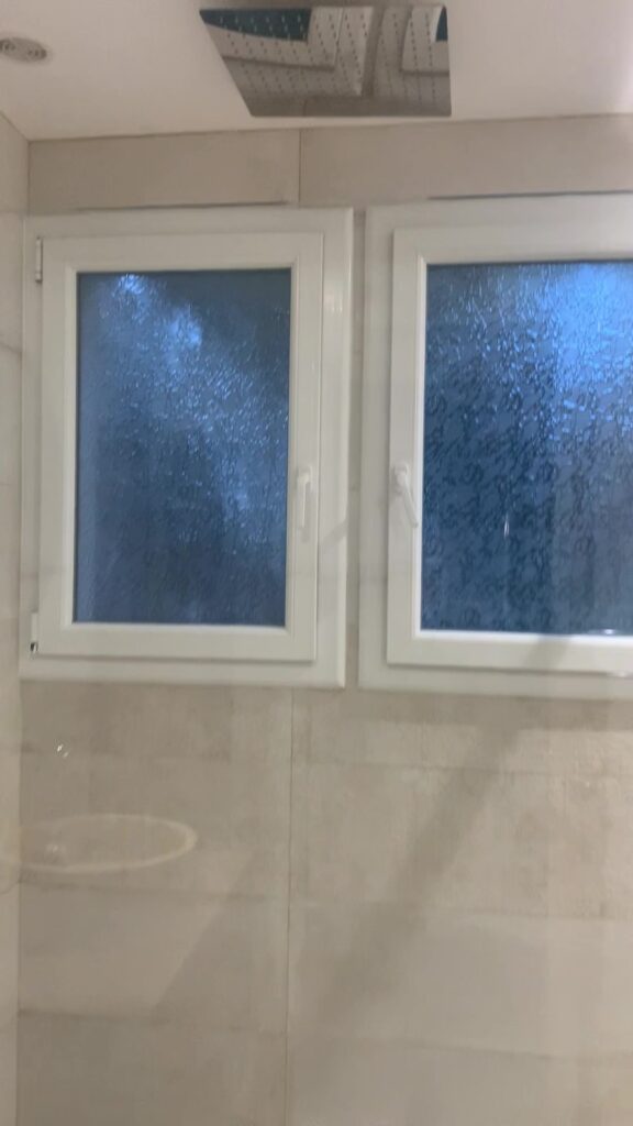 Salle de bain high tech avec douche au plafond