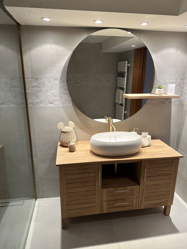 Salle de bain pour enfant avec vasque moderne, meuble en bois authentique et grand miroir